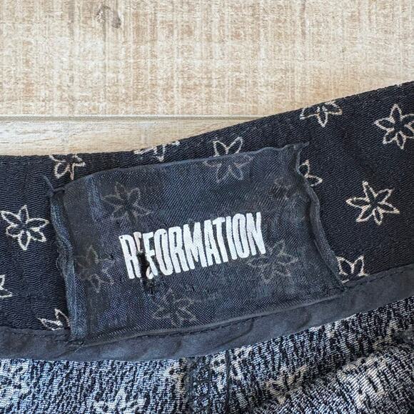Reformation Flounce Skirt in Black Star Print Size 2 - Picture 2 of 4